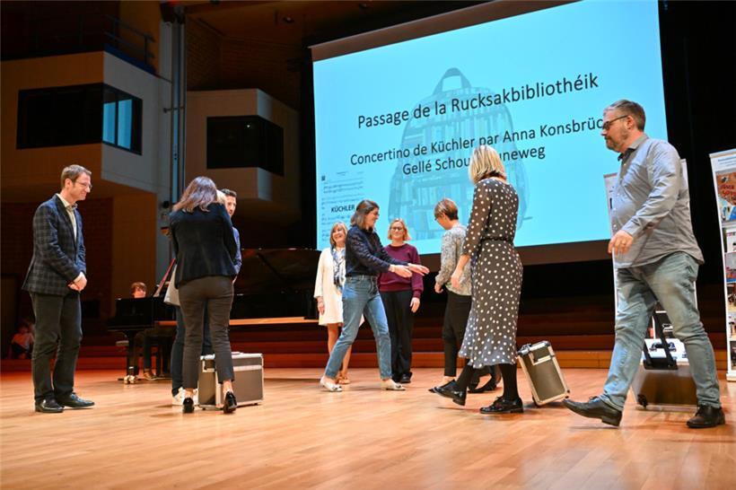 Bei der Übergabe der „Rucksäcke“ am Mittwochmorgen im Konservatorium in Luxemburg-Stadt
