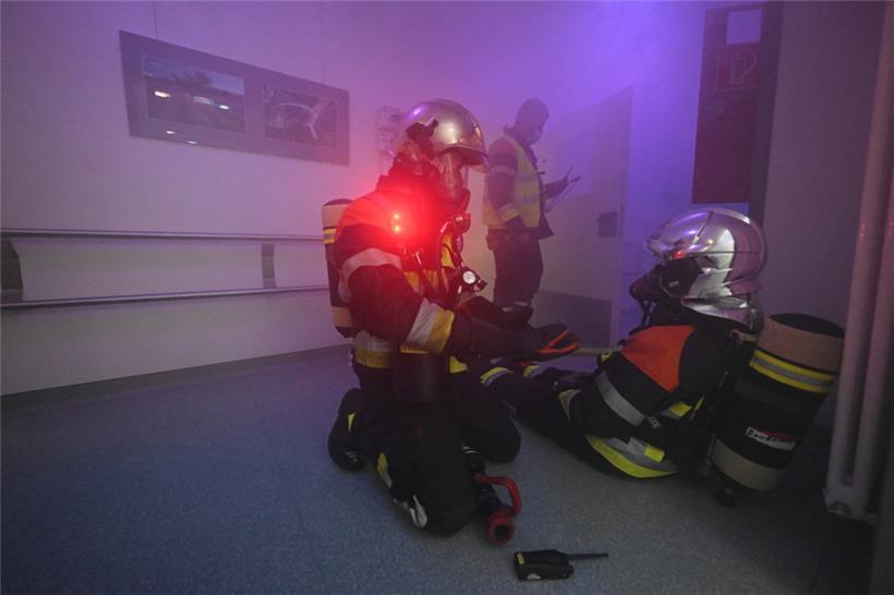 Bei der Übung einer Evakuierung des CHEM in Düdelingen spielt ein Feuerwehrmann ...