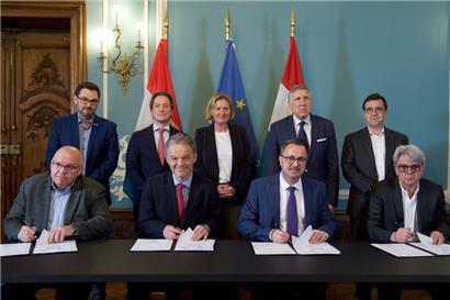 Bei der Unterzeichnung des Abkommens war nicht mehr jeder Verhandlungsteilnehmer mit dabei
