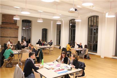 Bei der Veranstaltung im Kultur- und Gesellschaftszentrum in Dommeldingen werden die Teilnehmer in kleine Gruppen eingeteilt, die dann in der ihrem Tisch zugeordneten Sprache miteinander plaudern
