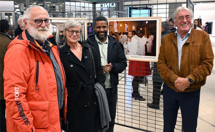 Bei der Vernissage: Claude Frisoni in der Belle Étoile mit Serge Kollwelter, Mar...