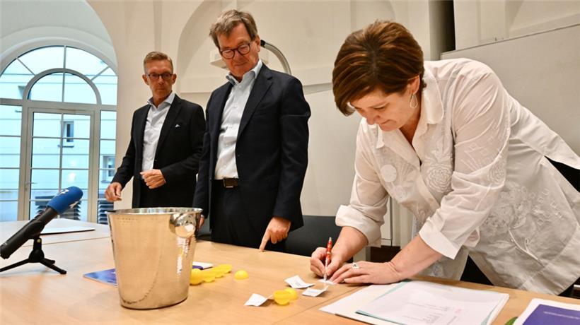 Bei der Ziehung am Donnerstagmorgen: Georges Bigelbach, Pierre Calmes, Präsident des Bezirksgerichts, und Yolande Mahne
