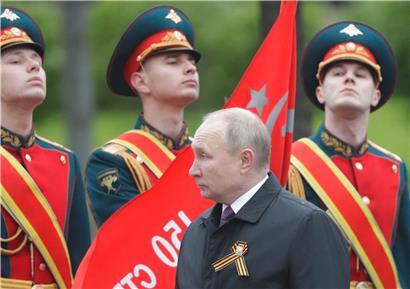 Bei der jährlichen Militärparade zum Sieg über Nazi-Deutschland: Der Politiker Putin ist älter geworden, aber sich selbst treu geblieben
