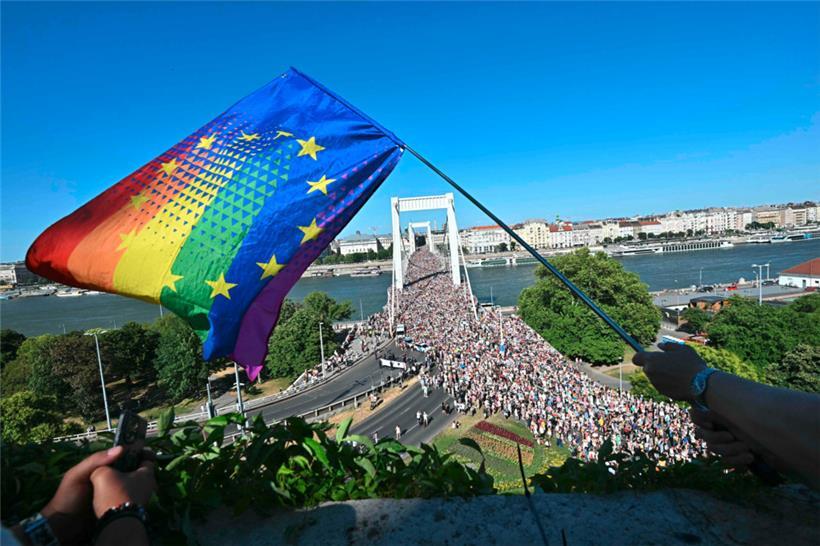 Bei der verbotenen – und trotzdem abgehaltenen – Pride in Budapest wehten 2025 EU-Fahnen
