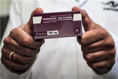 Bei der Suche nach Medikamenten gegen die vom Coronavirus verursachte Krankheit Covid-19, bekam ein einziger Wirkstoff – Remdesivir – in den USA und Japan eine Sonderzulassung. Die Zulassung in der EU von Remdesivir wurde von der Europäischen Arzneimittelbehörde EMA empfohlen.
