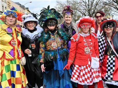 Drei bunte Umzüge beim Cavalcade Remich Wochenende mit feiernden Menschen und festlicher Atmosphäre in Luxemburg