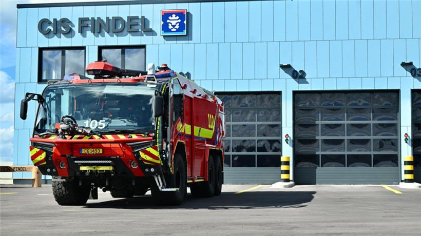 Bei einem Brand auf der Start- und Landebahn müssen die Feuerwehrleute innerhalb...