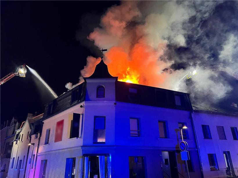 Feuerwehrleute bekämpfen Brand in Beles, rund 80 Einsatzkräfte löschen Flammen bei Großfeuer