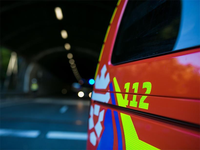 Bei einem Frontalzusammenstoß auf der A7 bei Schieren ist ein 53-jähriger Motorradfahrer aus Frankreich tödlich verletzt worden