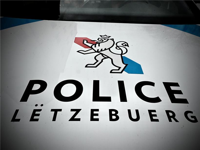 Verkehrsunfall mit erheblichem Sachschaden in Schifflingen, beschädigte Fahrzeuge auf der Straße sichtbar