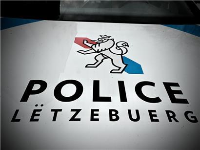 Verkehrsunfall mit erheblichem Sachschaden in Schifflingen, beschädigte Fahrzeuge auf der Straße sichtbar