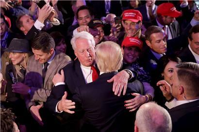 Bei einem Wahlkampfevent im Jahr 2016: Donald Trump umarmt seinen Bruder Robert. 
