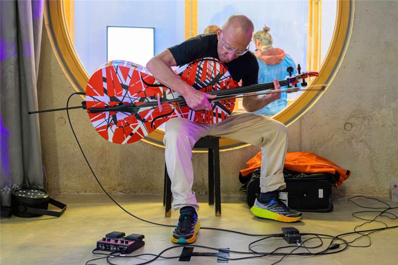Bei einem improvisierten Live-Duett schufen Cellist André Mergenthaler und Elektrokomponist Pit Molling eine klangbasierte Skulptur zum Anfassen
