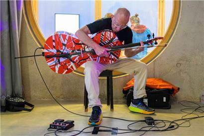 Bei einem improvisierten Live-Duett schufen Cellist André Mergenthaler und Elektrokomponist Pit Molling eine klangbasierte Skulptur zum Anfassen
