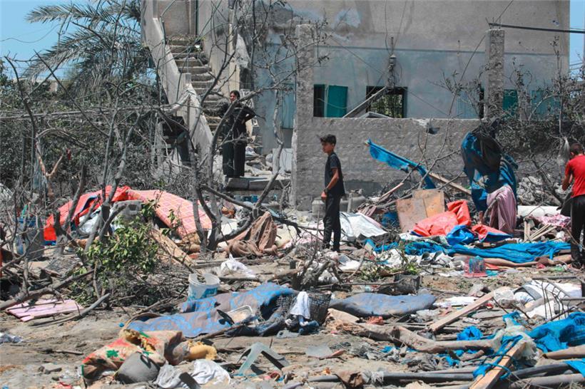 Bei einem israelischen Angriff auf das Lager al-Mawasi in der Nähe der Stadt Khan Yunis im südlichen Gazastreifen sind 71 Menschen getötet worden

