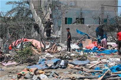 Bei einem israelischen Angriff auf das Lager al-Mawasi in der Nähe der Stadt Khan Yunis im südlichen Gazastreifen sind 71 Menschen getötet worden
