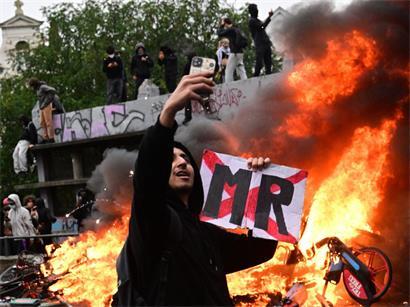 Bei einem landesweiten Protesttag mit Demonstration gegen die Haushaltsmaßnahmen der Regierung unter dem Motto „Hände weg von unseren Taschen!“ haben Demonstranten Leihfahrräder in Brand gesetzt und damit ein Feuer entfacht