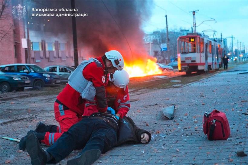 Bei einem russischen Luftangriff auf die Zivilbevölkerung in der ukrainischen Stadt Saporischschja wurden am Mittwoch mindestens 13 Menschen getötet 
