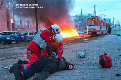 Bei einem russischen Luftangriff auf die Zivilbevölkerung in der ukrainischen Stadt Saporischschja wurden am Mittwoch mindestens 13 Menschen getötet 
