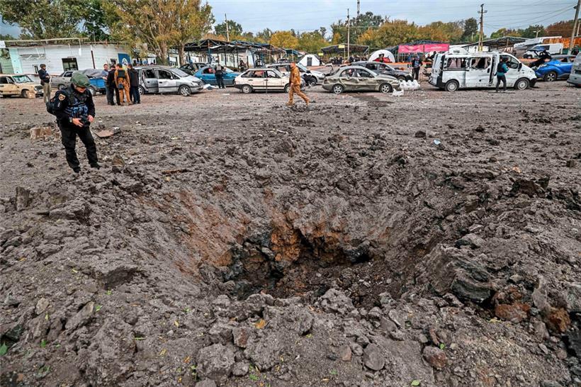 Bei einem russischen Raketenangriff auf einen Fahrzeugkonvoi am Rande der südukrainischen Stadt Saporischschja wurden mindestens 23 Menschen getötet und viele verletzt
