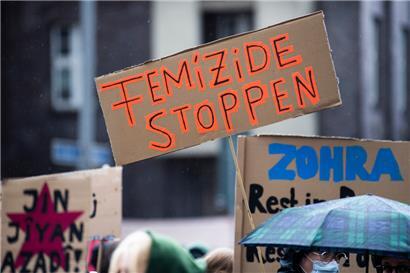 Bei einer Demonstration gegen Gewalt an Frauen hält eine Teilnehmerin ein Plakat mit der Aufschrift „Femizide stoppen“
