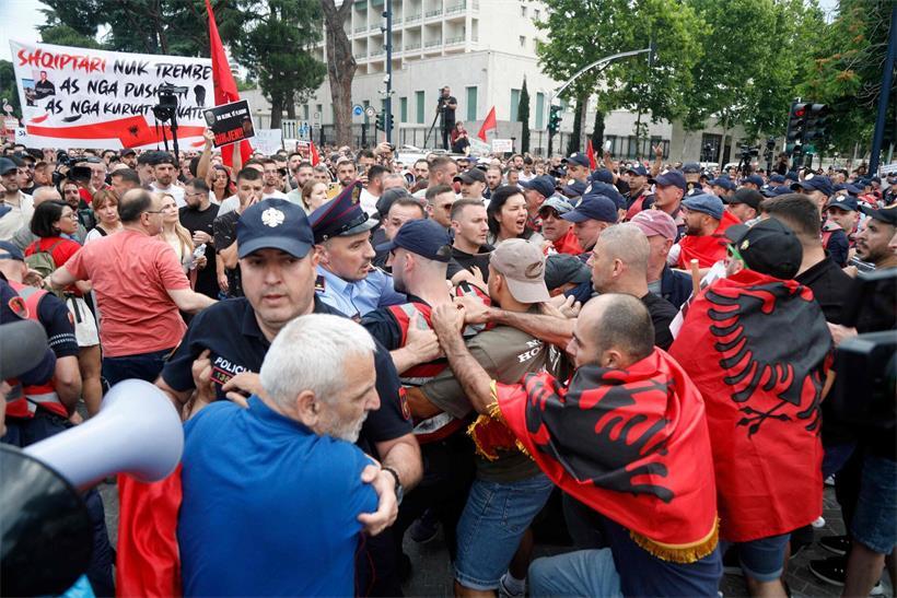 Demonstration gegen Luxusresort-Bau mit Zusammenstößen zwischen Protestierenden und Polizei bei Protestveranstaltung