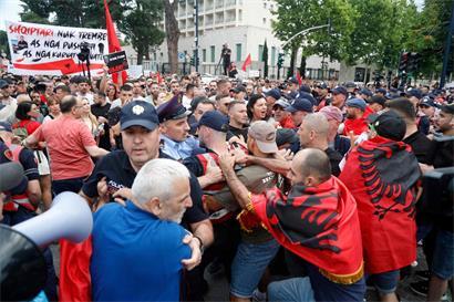 Demonstration gegen Luxusresort-Bau mit Zusammenstößen zwischen Protestierenden und Polizei bei Protestveranstaltung