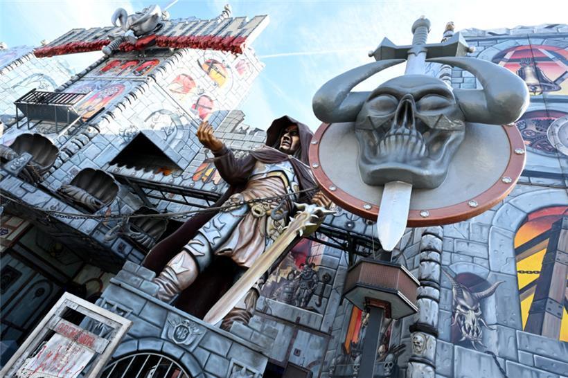 Bei einer Fahrt mit dem Geisterzug durch die aufwendig gestaltete Kulisse der Attraktion „Daemonium“ können Gäste der Schobermesse sich in diesem Jahr in Angst und Schrecken versetzen lassen
