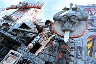 Bei einer Fahrt mit dem Geisterzug durch die aufwendig gestaltete Kulisse der Attraktion „Daemonium“ können Gäste der Schobermesse sich in diesem Jahr in Angst und Schrecken versetzen lassen
