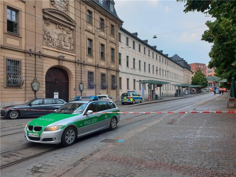 Bei einer Messerattacke in der Würzburger Innenstadt sind am Freitag mehrere Menschen getötet worden. Weitere Personen wurden verletzt, wie die Polizei mitteilte
