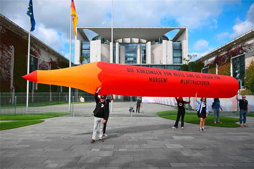 Bei einer Protestaktion Mitte Juli vor dem Bundeskanzleramt in Berlin zeigten diese Aktivisten, dass sie nicht viel von Finanzminister Lindners Sparvorschlägen halten 
