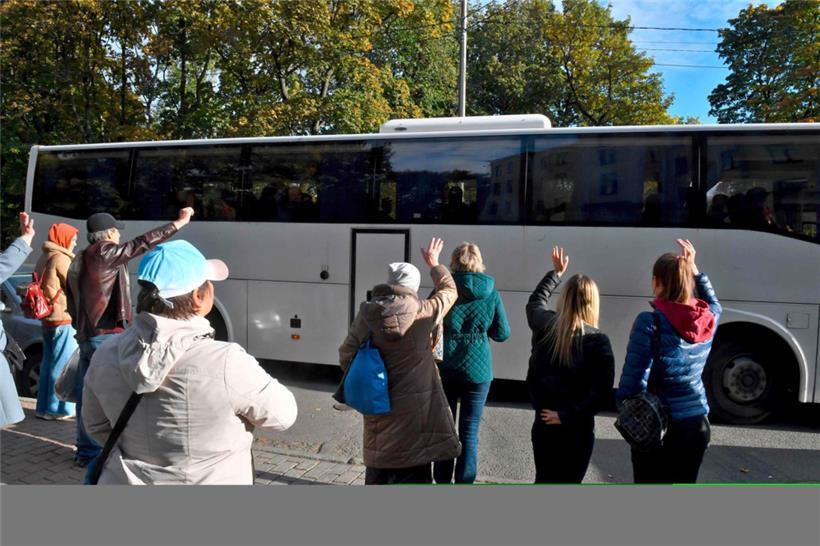 Bei einer Rekrutierungsstelle in St. Petersburg verabschieden Familienangehörige und Freunde ihre Leute, die nun in Putins sinnlose „spezielle Operation“ ziehen müssen
