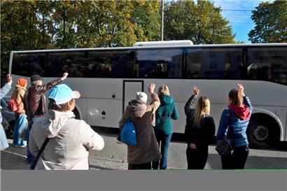Bei einer Rekrutierungsstelle in St. Petersburg verabschieden Familienangehörige und Freunde ihre Leute, die nun in Putins sinnlose „spezielle Operation“ ziehen müssen
