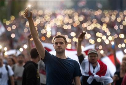 Bei einer neuen großen Sonntagsdemonstration in Belarus (Weißrussland) hat es erneut viele Festnahmen gegeben. Die Unterstützer der Opposition fordern nach angeblich gefälschten Wahlergebnissen den Rücktritt des belarussischen Präsidenten Lukaschenko
