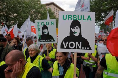 Bei einer von der PiS-Partei in Warschau gegen die polnische Regierung organisierten Demonstration zeigt sich, dass auch die EU-Kommission nicht sonderlich bei den populistischen Nationalisten gelitten ist
