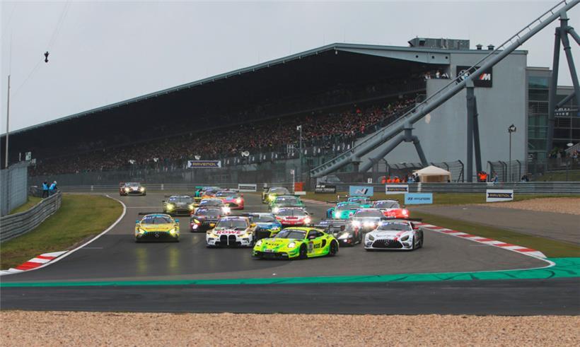 Bei einsetzendem Regen gab es bereits beim Start die ersten, durch die Reifenwahl bedingten Platzverschiebungen
