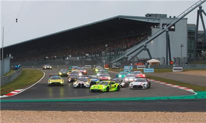 Bei einsetzendem Regen gab es bereits beim Start die ersten, durch die Reifenwahl bedingten Platzverschiebungen
