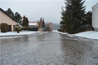 Bei entsprechenden Temperaturen können Straßen glatt werden
