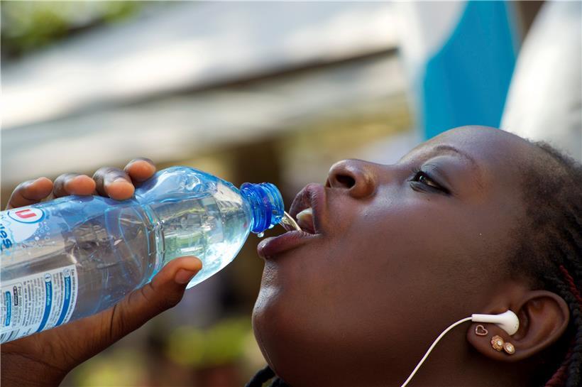 Bei großer Hitze sollte man genug trinken

