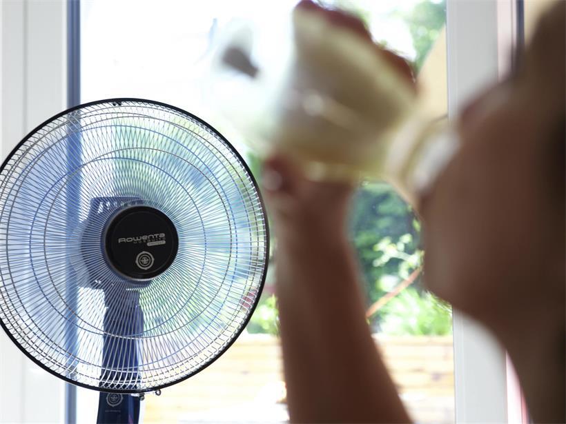Person trinkt Wasser bei heißen Temperaturen zur Vorbeugung von Dehydration und Hitzeschutz