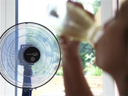Person trinkt Wasser bei heißen Temperaturen zur Vorbeugung von Dehydration und Hitzeschutz