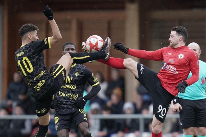 Bei ihrem direkten Duell im März ahnten Sofiane Daham (l./Niederkorn) und Nicolas Perez (r./UNA Strassen) wohl nicht, dass sie sich beide für den Europapokal qualifizieren würden
