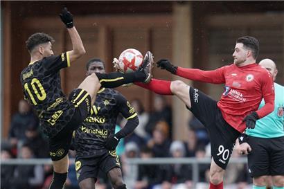 Bei ihrem direkten Duell im März ahnten Sofiane Daham (l./Niederkorn) und Nicolas Perez (r./UNA Strassen) wohl nicht, dass sie sich beide für den Europapokal qualifizieren würden
