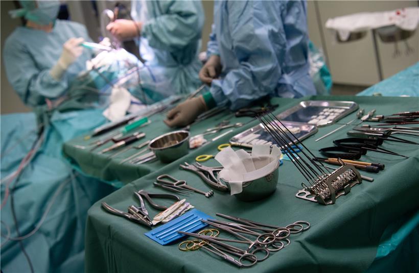 Bei invasiver Diagnostik muss der Patient aktuell einen negativen Covid-Test vorlegen. Ansonsten wird der Eingriff verschoben. Das gilt für Operationen und andere invasive Eingriffe wie etwa eine Darmspiegelung.
