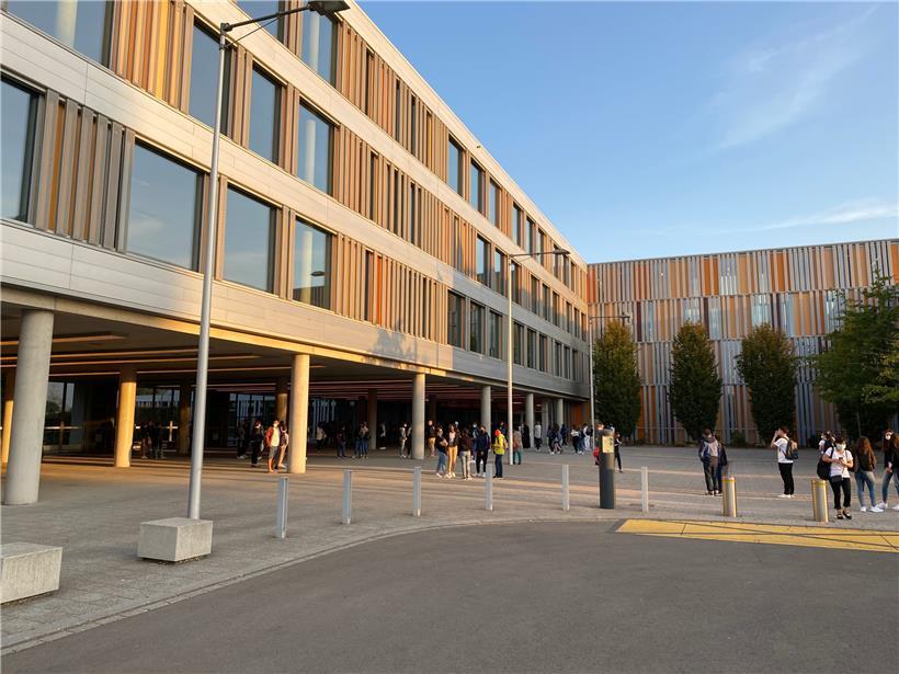 Bei lauwarmem T-Shirt-Wetter warten am frühen Mittwochmorgen die 7e-Schüler vor dem „Lycée technique de Lallange“
