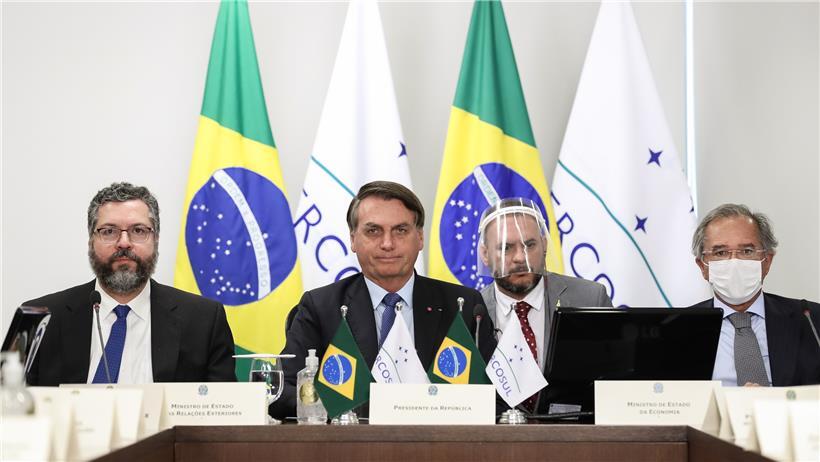 Bei öffentlichen Auftritten verzichtet der brasilianische Präsident Jair Bolsonaro (2.v.l.) bislang gerne auf einen Mund-Nasenschutz.

