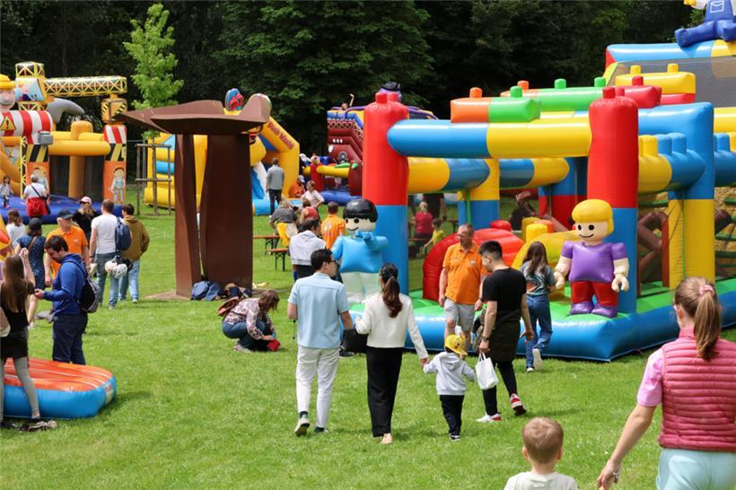 Bei schönem Wetter genossen die Eltern eine Auszeit mit ihren Kindern beim Family Weekend in Hesperingen
