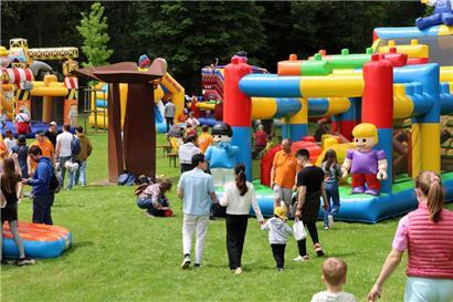 Bei schönem Wetter genossen die Eltern eine Auszeit mit ihren Kindern beim Family Weekend in Hesperingen
