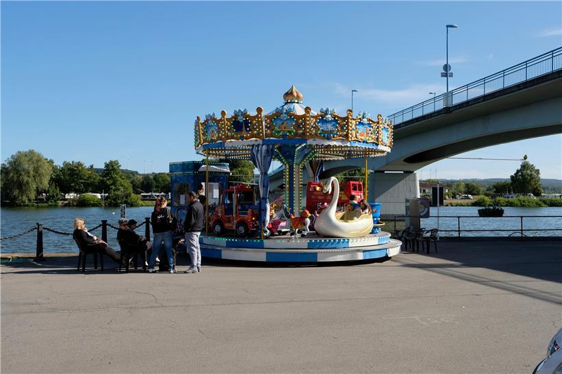 Bei schönem Wetter spielt sich das Leben an der Mosel ab 
