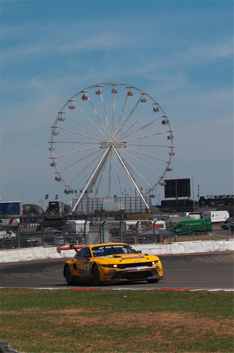 Bei seinem ersten Auftritt bei den 24 Stunden am Nürburgring gelingt dem Ford Mustang Gesamtrang fünf 
